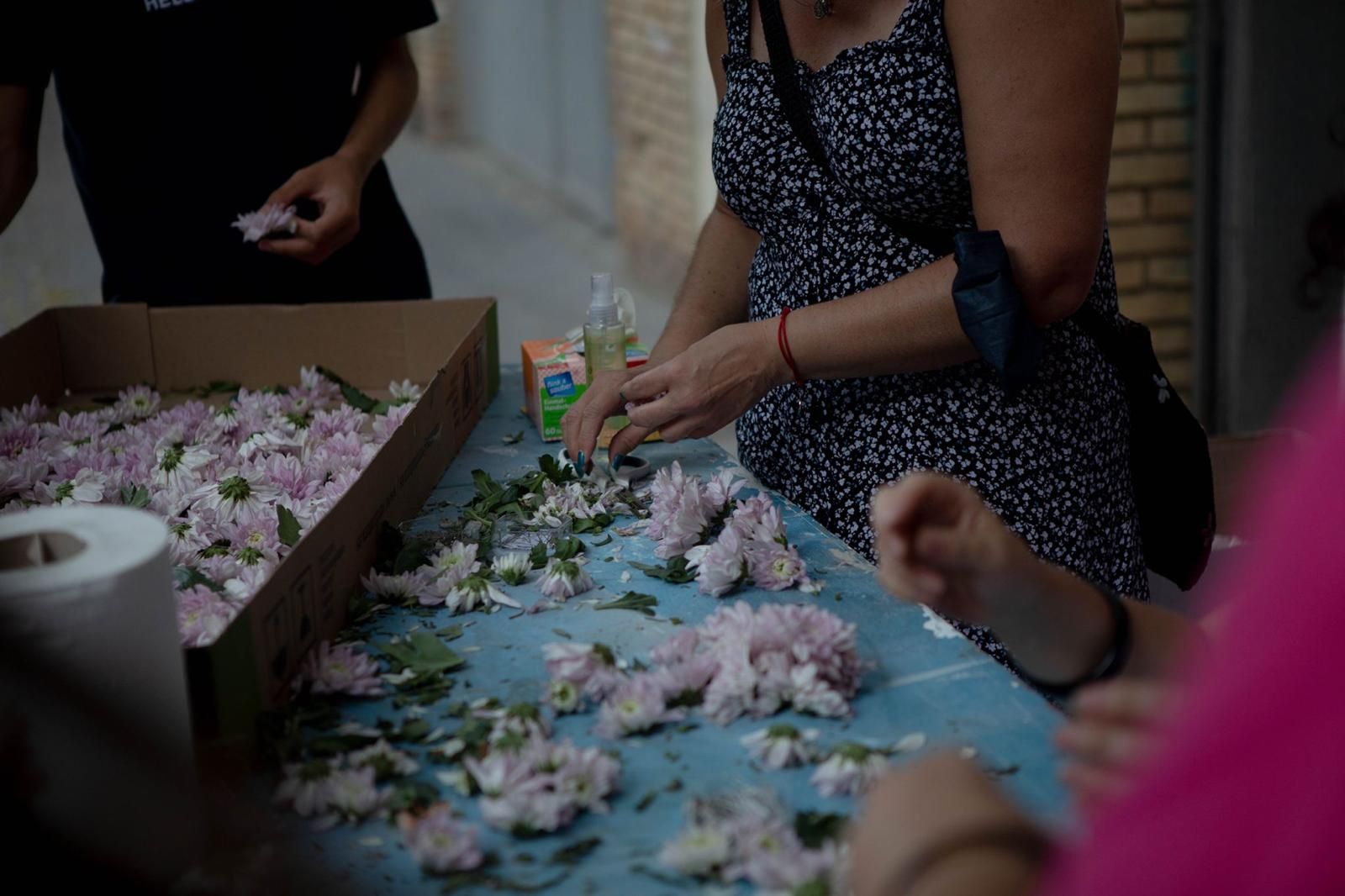 Las carrozas listas para la Batalla de Flores