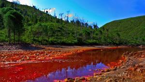 El río Tinto, en Huelva, es uno de los más raros de España