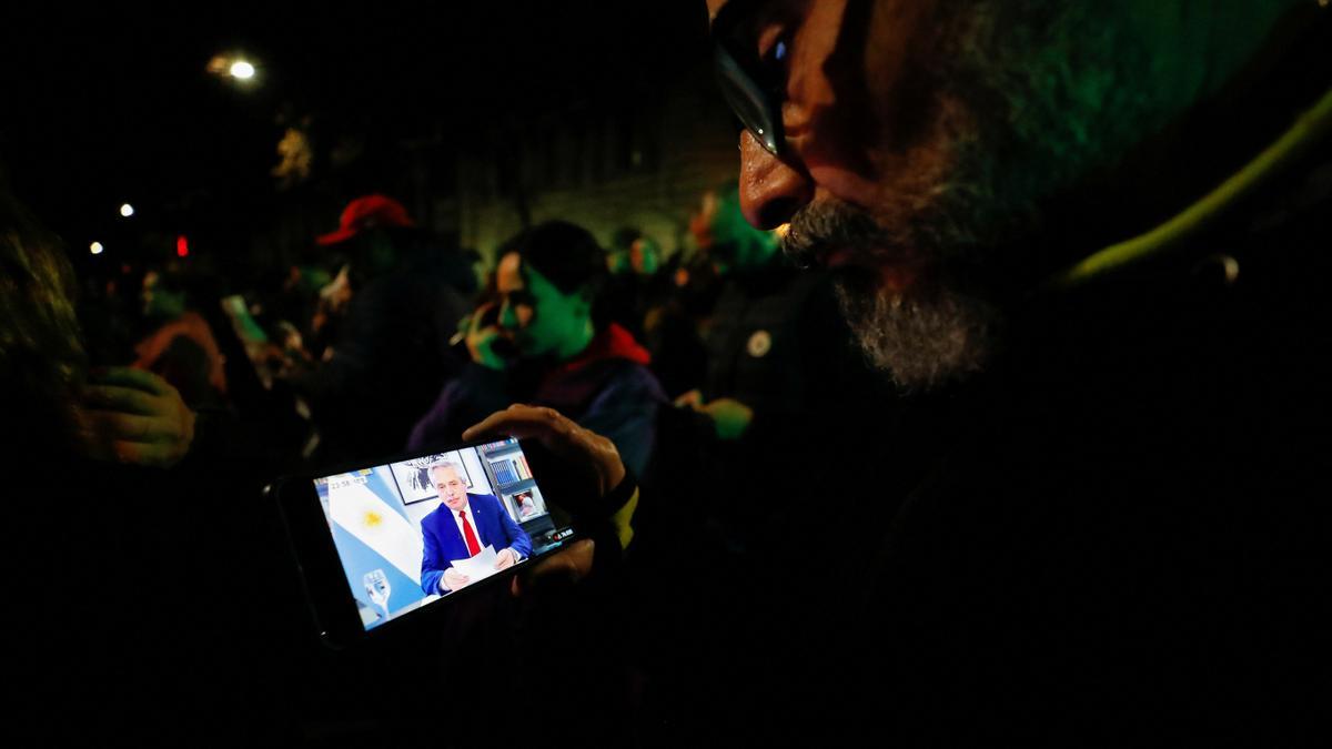 La multitud reunida frente al domicilio de Cristina Kirchner.