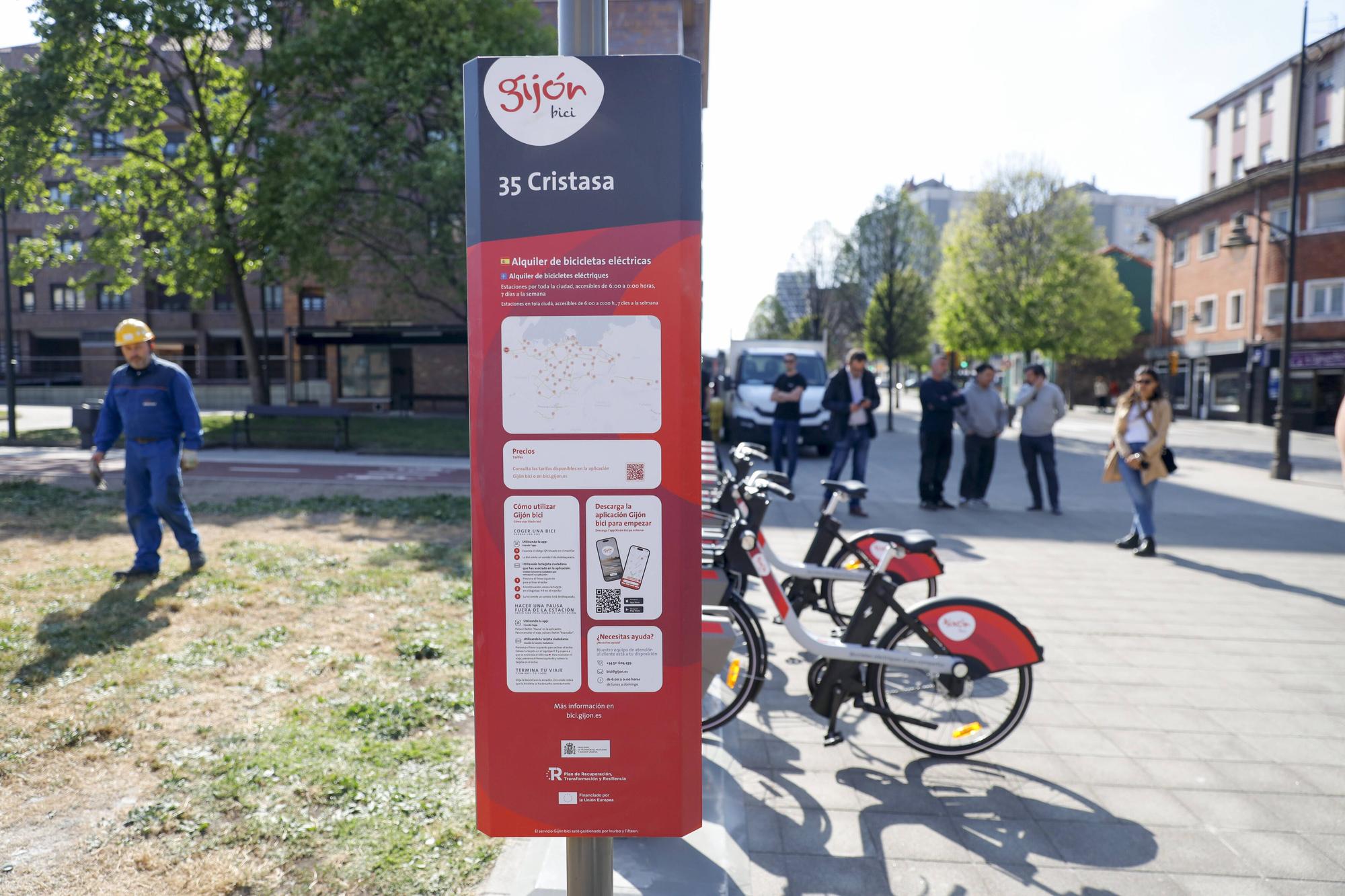 En imágenes: Arranca la instalación de las nuevas estaciones de la red de bicicletas eléctricas en Gijón