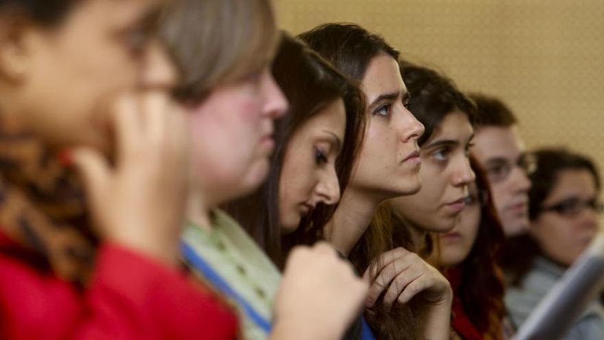 Jóvenes asisten a una convocatoria de selección de trabajadores.