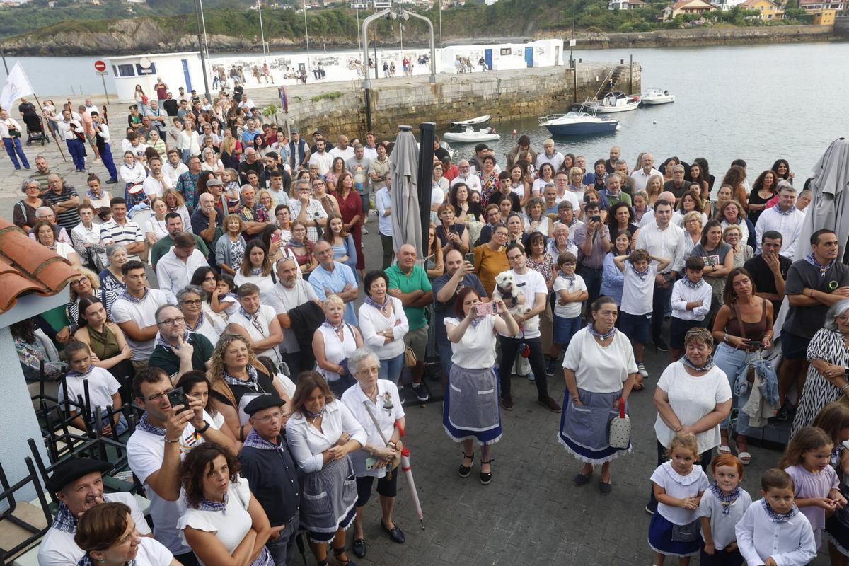 EN IMÁGENES: Pasacalles marinero por las fiestas del Carmen de Luanco.