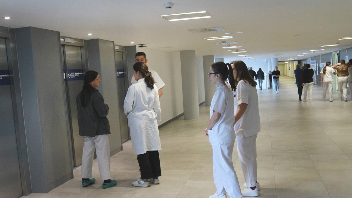 Personal sanitario en el Complexo Hospitalario Universitario de Ourense (CHUO).