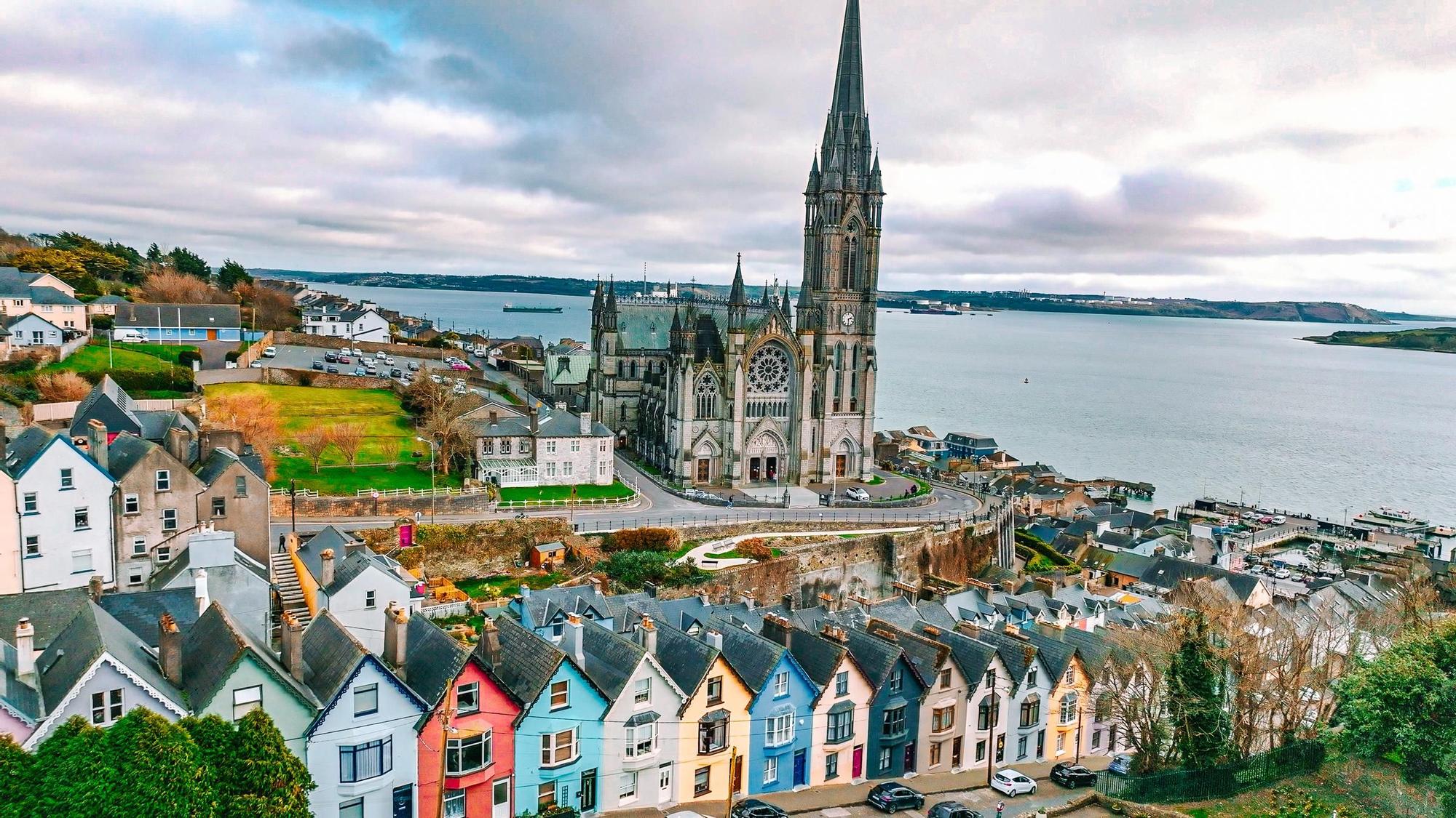 Vista aérea de la Catedral y casas de colores en Cobh, Irlanda