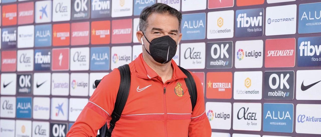 Luis García, técnico del Real Mallorca, no entiende las decisiones arbitrales.