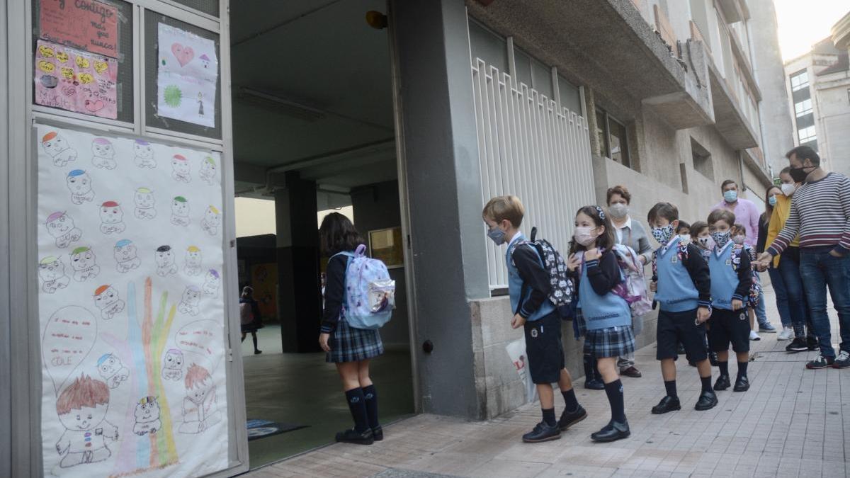 Alumnos de Primaria entran en el Colegio Calasancio.