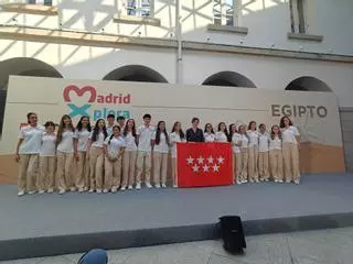 Ayuso recibe a los 20 jóvenes expedicionarios que viajarán a Egipto premiados por su excelencia académica: "Sed los mejores embajadores de Madrid"