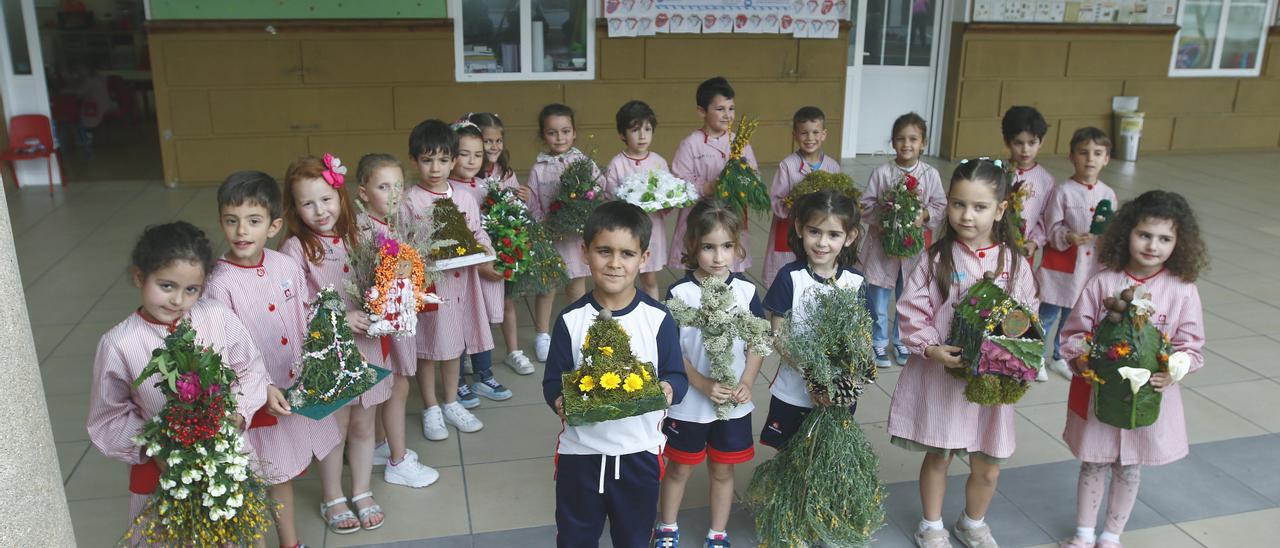 Alumnos de 6º de infantil del colegio Salesianos de Ourense con sus Maios