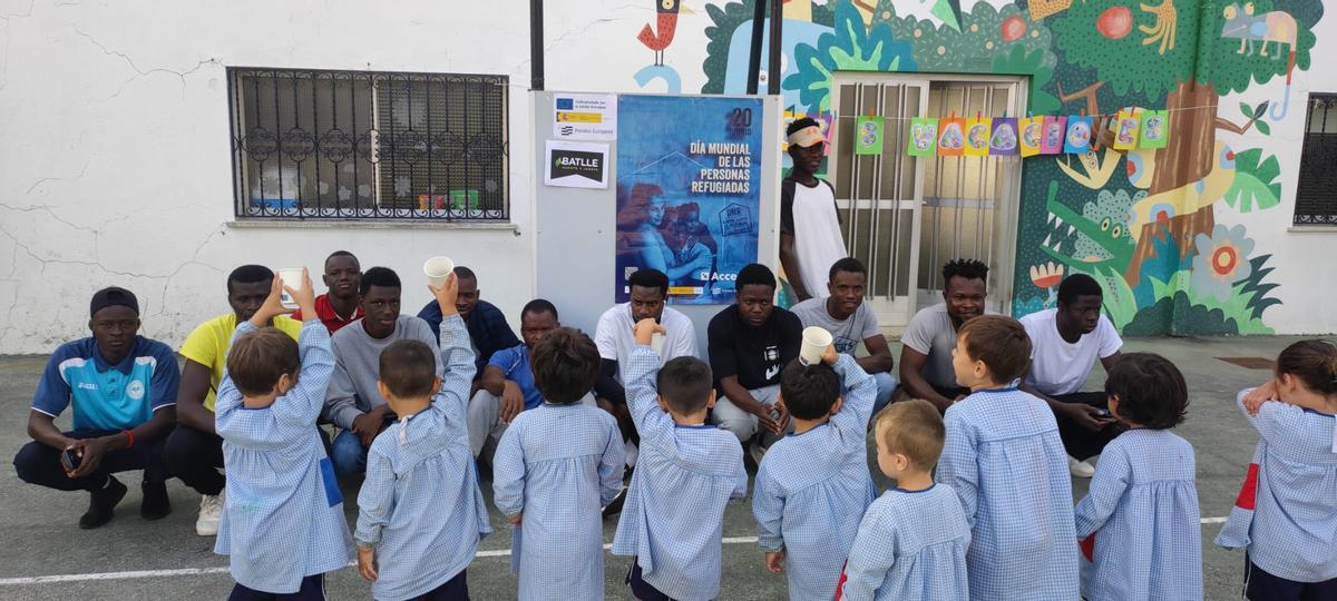 Un grupo de refugiados acogidos en Bueu en una actividad con escolares del colegio de A Pedra.