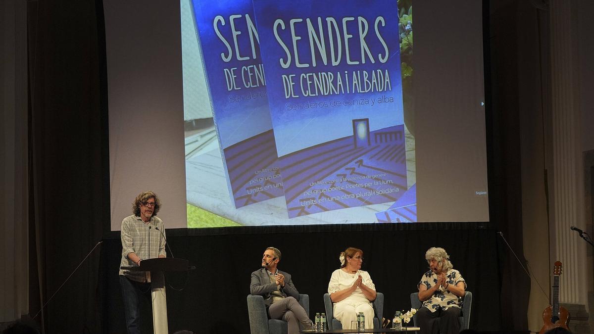Les imatges de la presentació del llibre a Girona, que destina íntegrament els beneficis a Valentes i Acompanyades