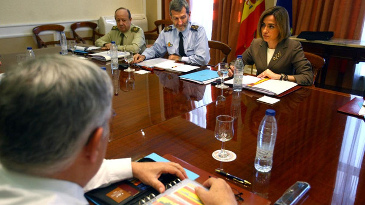 Carme Chacón, junto al jefe del Estado Mayor de la Defensa, el general José Julio Rodríguez Fernández, durante la reunión del Estado Mayor, este domingo en Madrid.