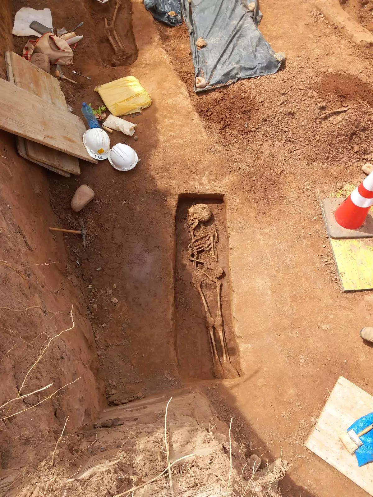 Descubren nuevos esqueletos en la necrópolis musulmana de Burriana durante las obras del gran colector
