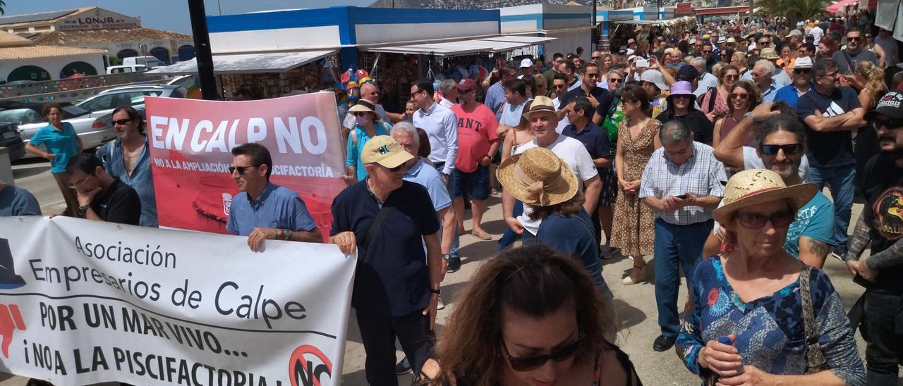 Los manifestantes han recorrido el puerto de Calp