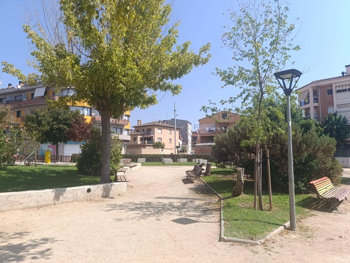 La plaça de la Pau, a Santpedor, amb pocs espais d'ombra