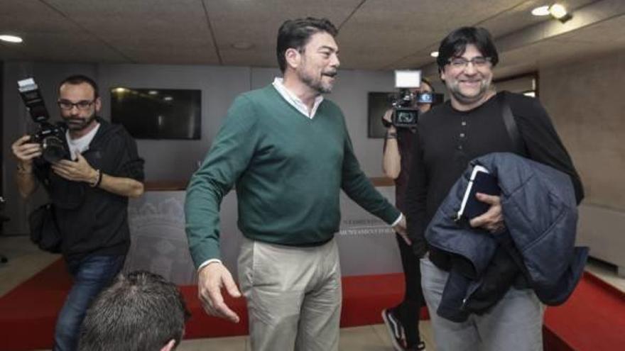 Luis Barcala (PP) y Miguel Ángel Pavón (Guanyar), ayer en el Ayuntamiento.