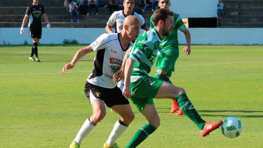 Robert controla la pelota ante un jugador del Tudelano en el partido disputado ayer en Tudela.