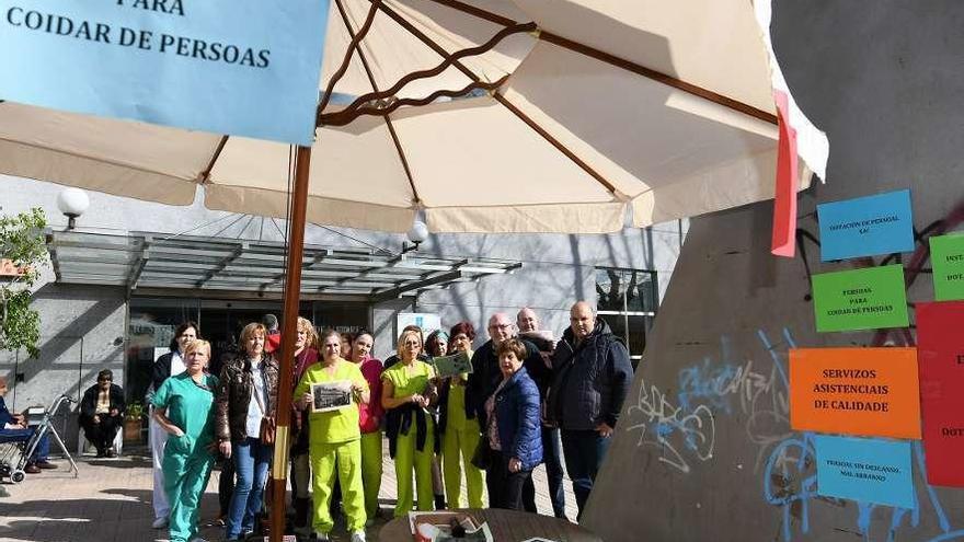 Concentración de trabajadores, ayer, a las puertas de la Residencia de la tercera edad. // G.Santos