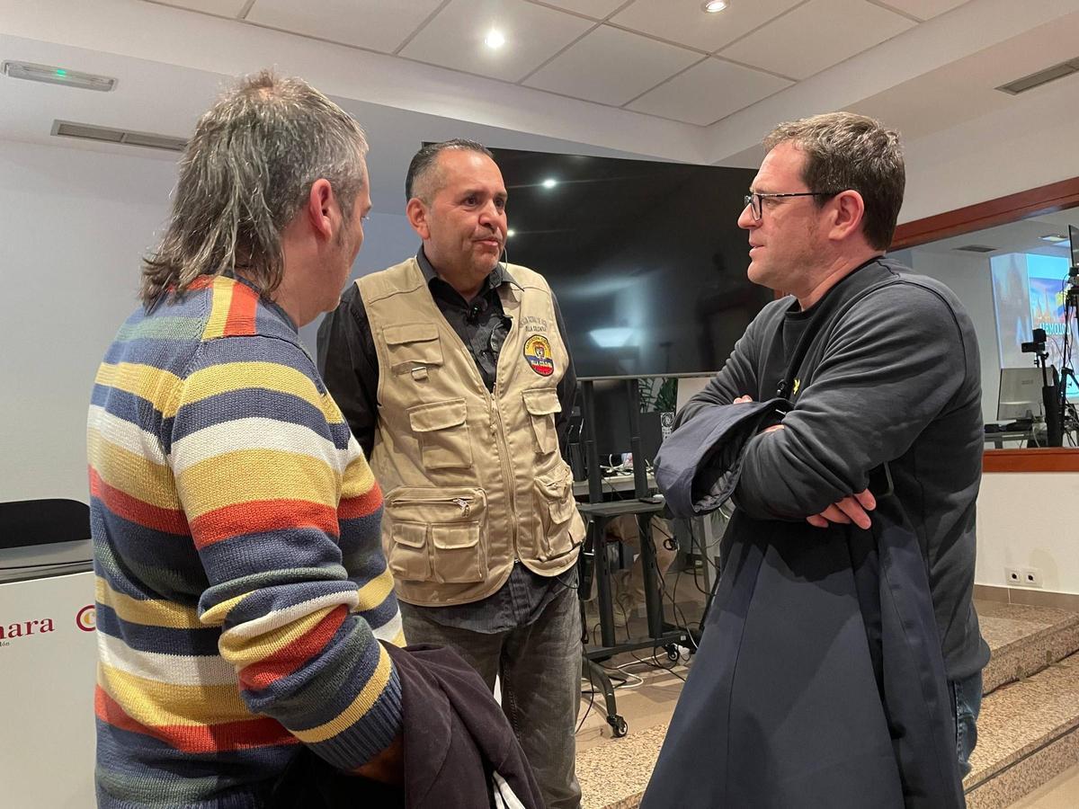 Los concejales de Compromís Ignasi Garcia y Pau Sancho con el responsable de Villa Colombia