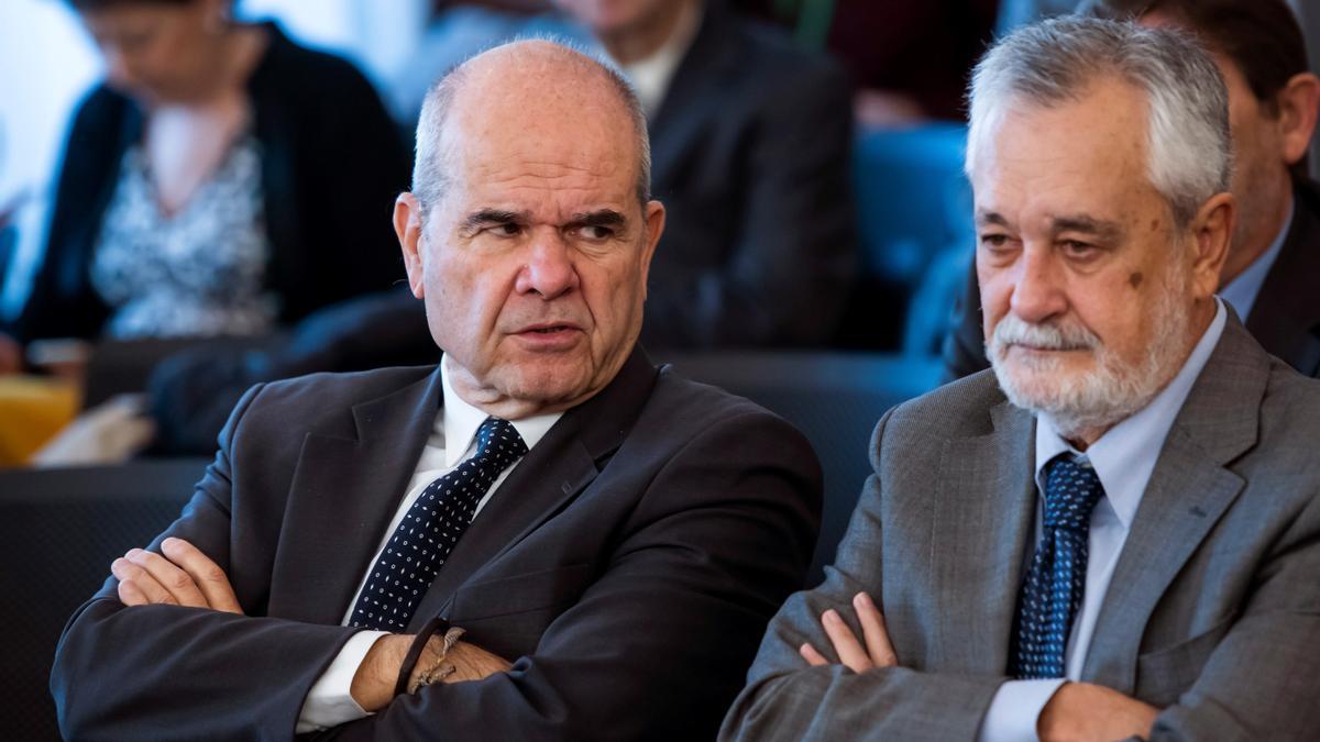 Los expresidentes socialistas Manuel Chaves y José Antonio Griñá, en la sala de la Audiencia de Sevilla en el juicio de los ERE