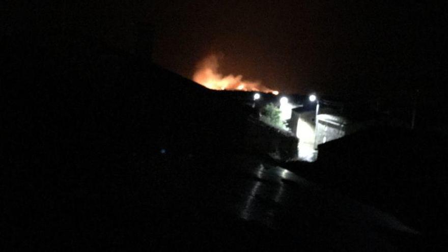 Vista del incendio, anoche, desde Villardiegua