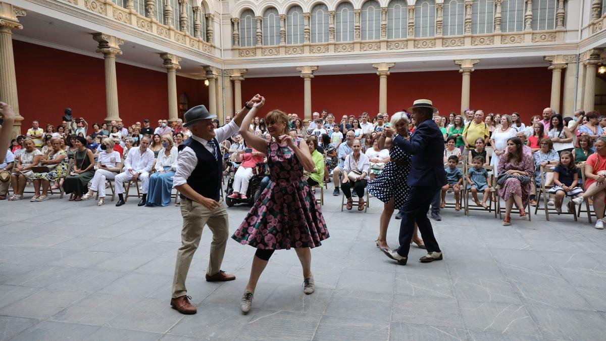 La alegría del swing ha invadido el patio del Museo de Zaragoza.