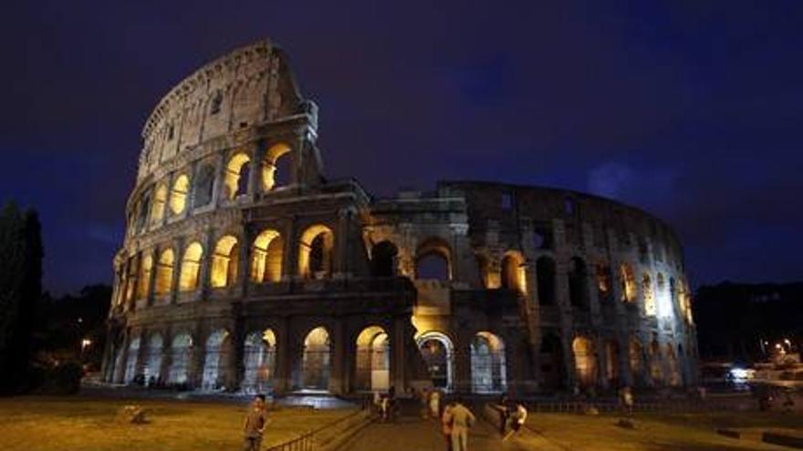 Detenidas dos turistas por grabar su nombre en las paredes del Coliseo