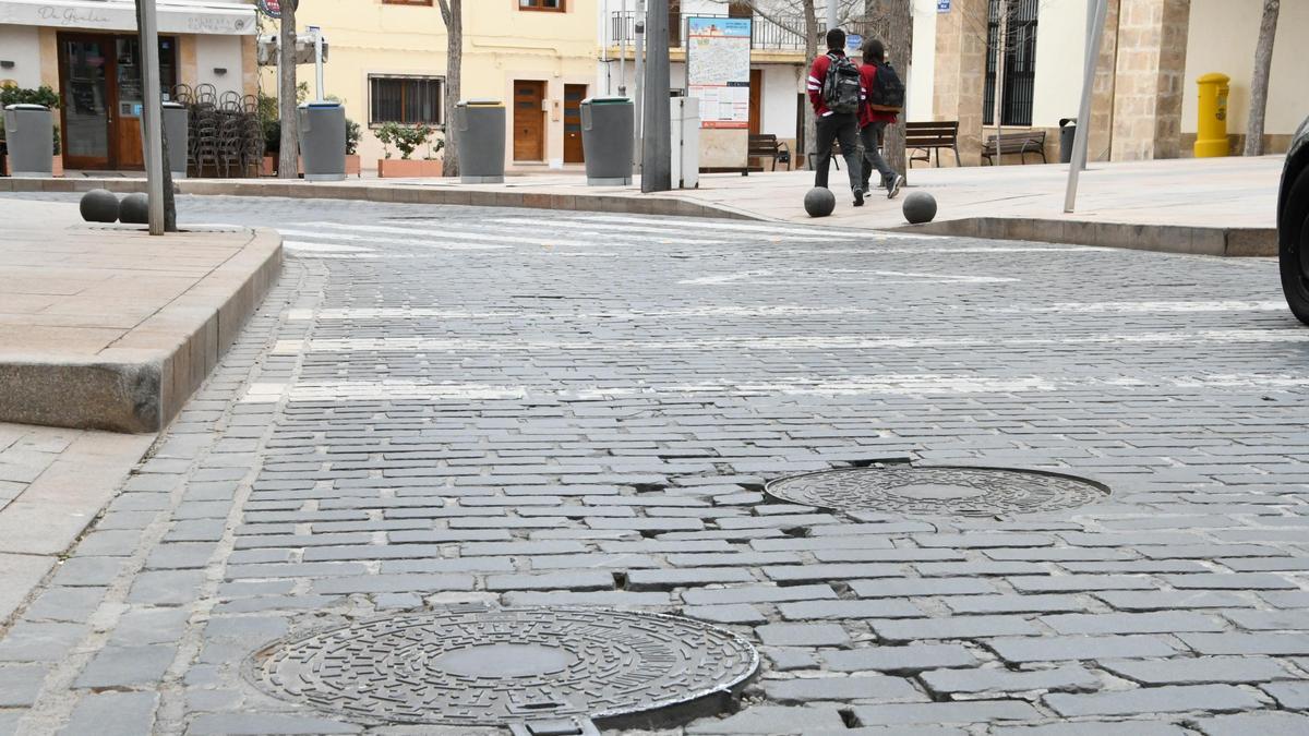 Adoquines sueltos en la Ronda Norte de Xàbia