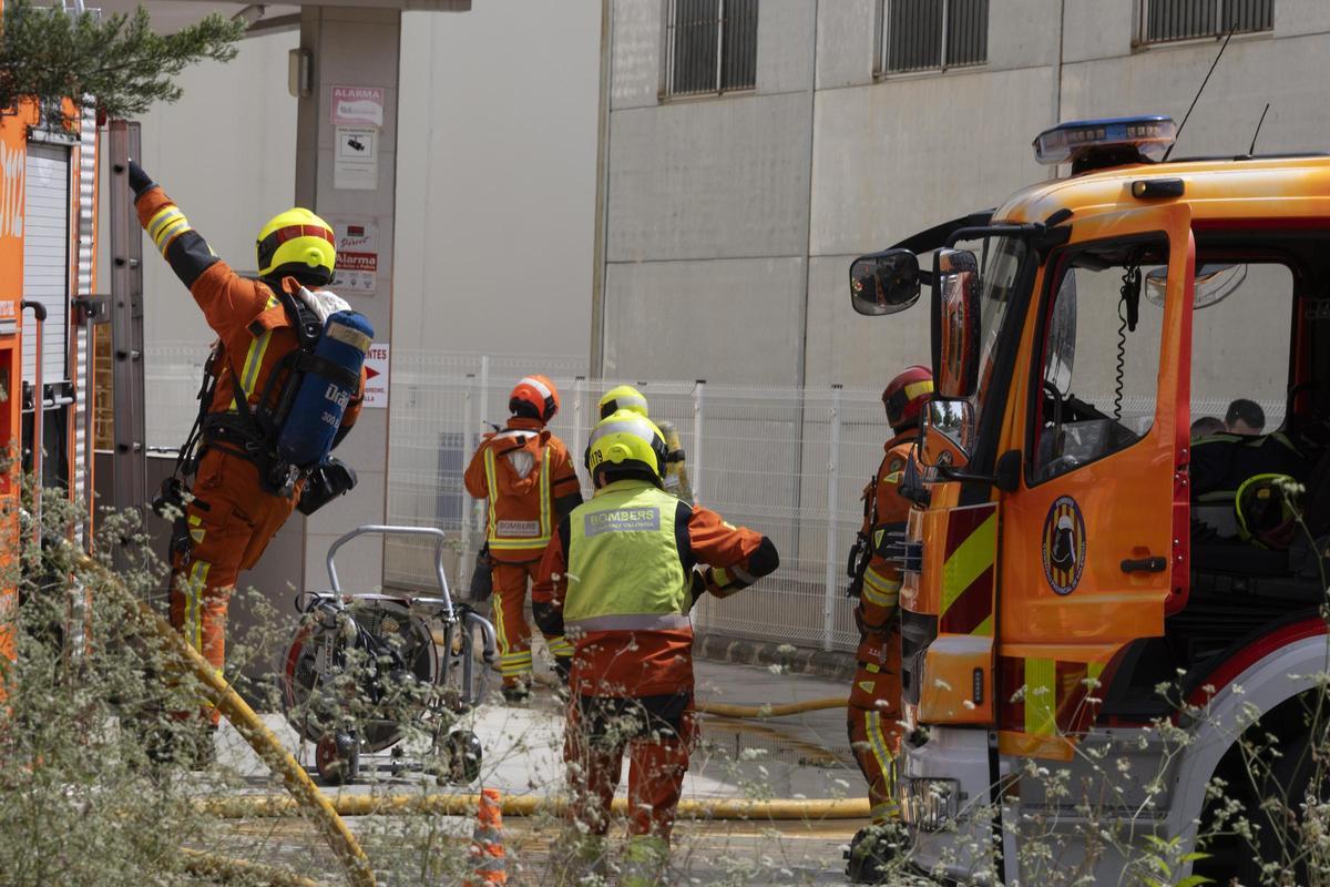 Más de seis dotaciones de bomberos trabajan en la extinción del incendio industrial de Xàtiva