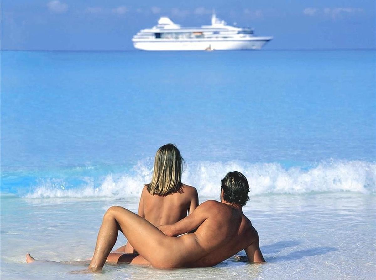 Una pareja en una playa nudista.