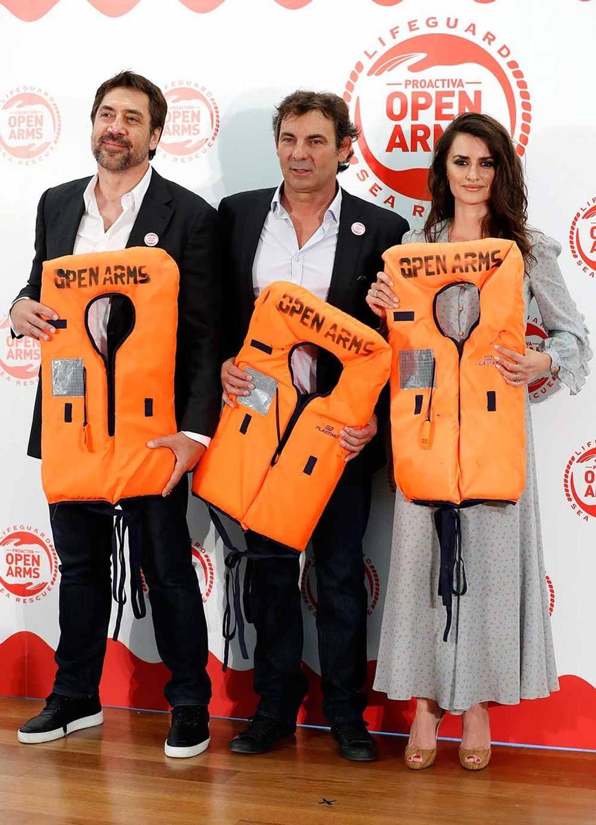 Javier Bardem, con el fundador de la ONG Open Arms y Penélope Cruz