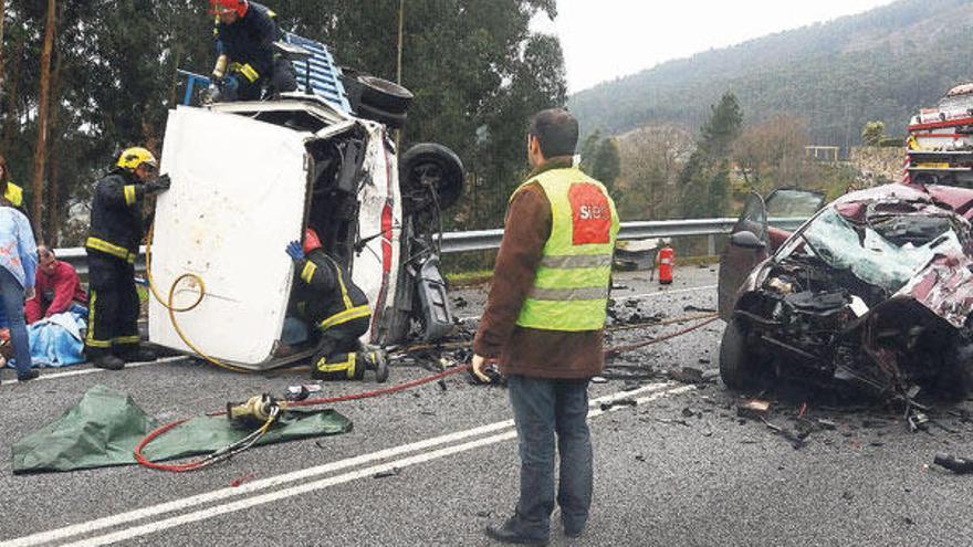 Los servicios sanitarios atienden a uno de los heridos, mientras los bomberos trabajaban en la cabina del camión. / Gonzalo Núñez