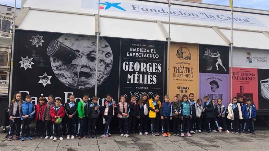 Escolares zamoranos visitan la exposición de La Caixa sobre Méliès