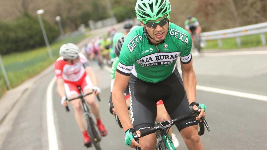 Jaume Sureda tira del pelotón en una carrera de esta temporada.