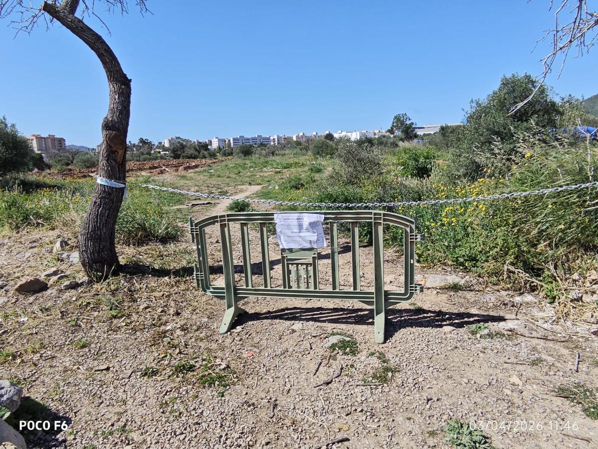 Valla instalada por el Ayuntamiento de Ibiza con la orden de desalojo