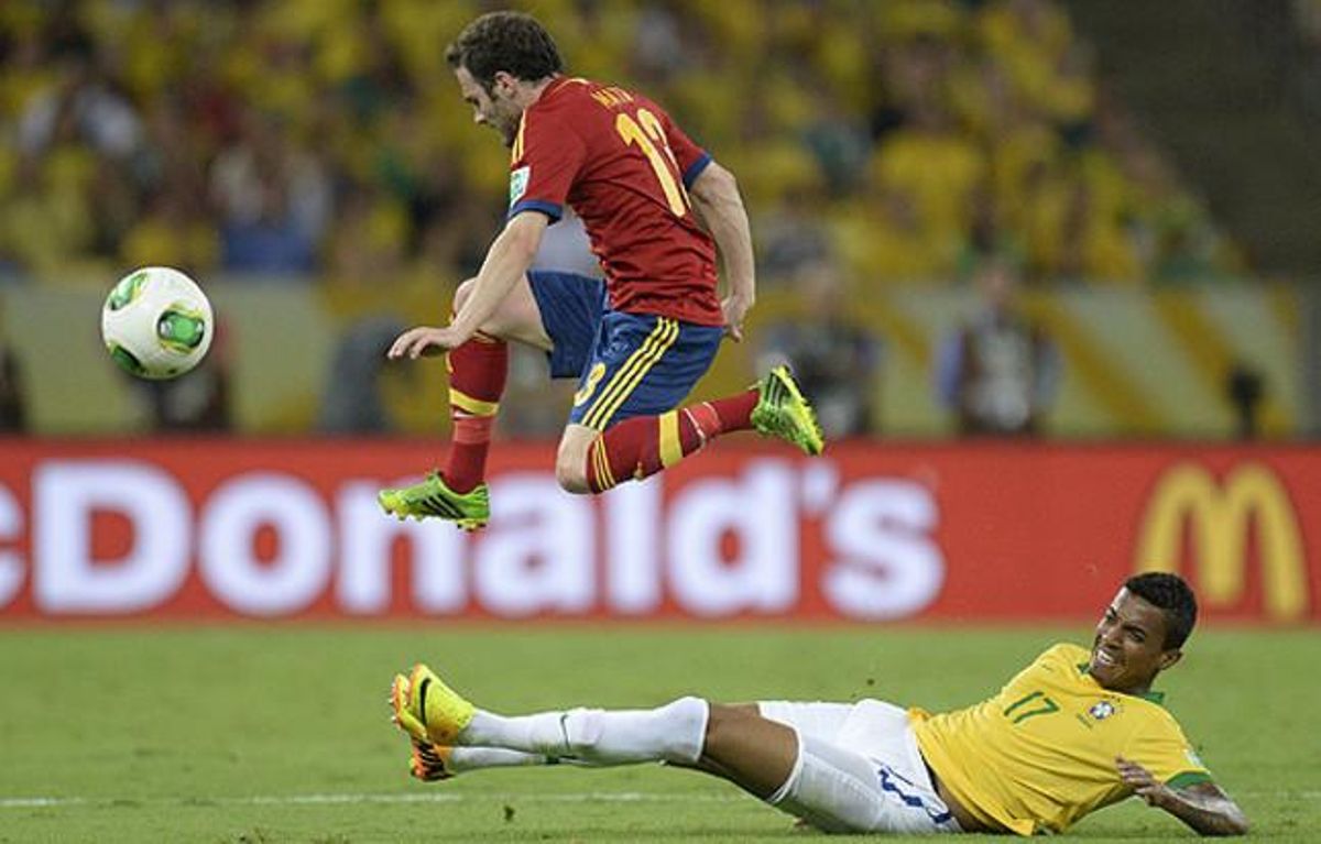 Mata salta per sobre de Luiz Gustavo per esquivar el centrecampista.