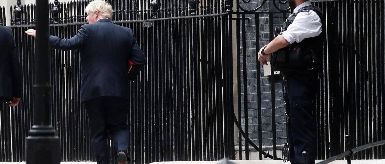 Boris Johnson saliendo de Downing Street