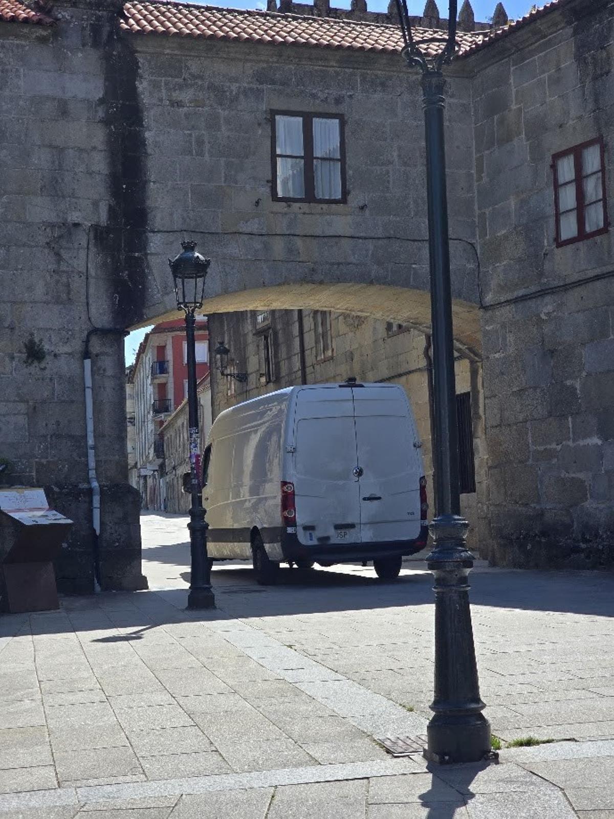 Una furgoneta pasando bajo el arco.