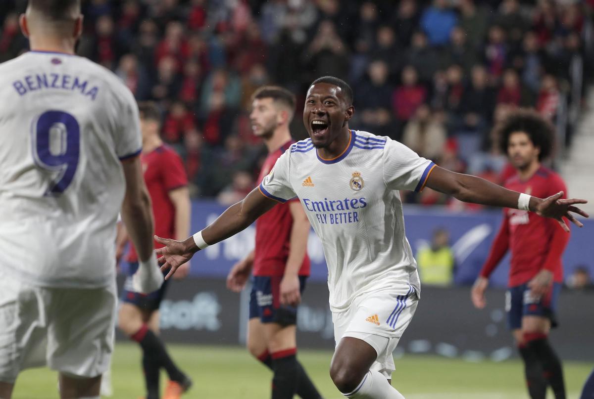 PAMPLONA, 20/04/2022.- El defensa del Real Madrid David Alaba celebra tras marcar ante Osasuna, durante el partido de Liga en Primera División que disputan este miércoles en el estadio de El Sadar, en Pamplona. EFE/Villar López