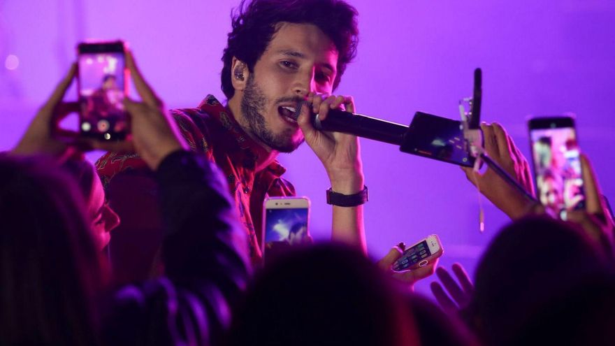 El cantante y compositor nacido en Colombia, Sebastián Yatra.