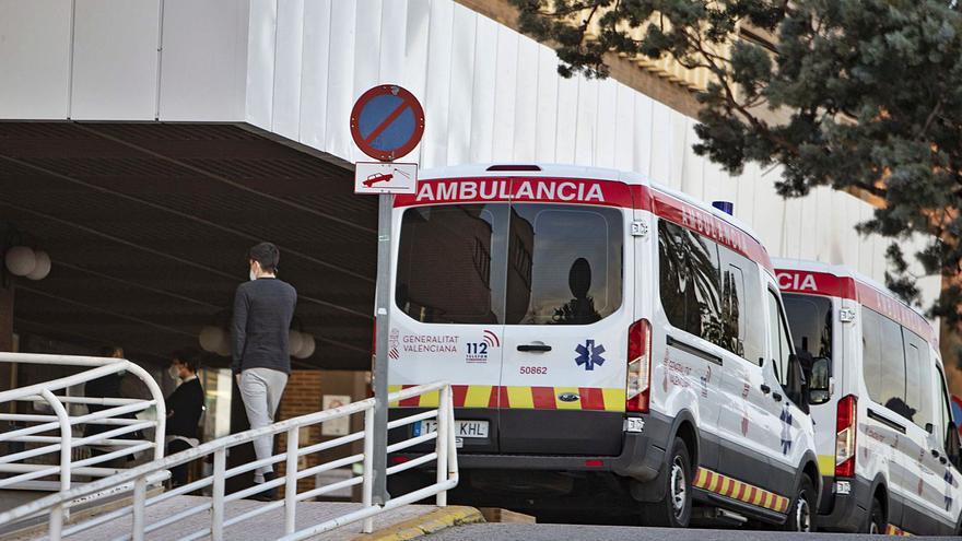 Un joven camina hacia la entrada principal del Hospital Lluís Alcanyís de Xàtiva, ante dos ambulancias, en una imagen de archivo. | PERALES IBORRA