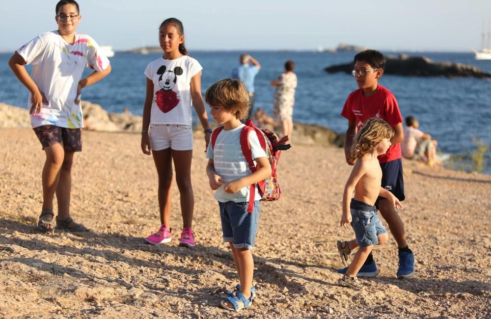 Para celebrar la conquista catalana de Ibiza que se produjo el 8 de agosto de 1235, ibicencos, visitantes y residentes se divirtieron ayer por la tarde en Puig des Molins