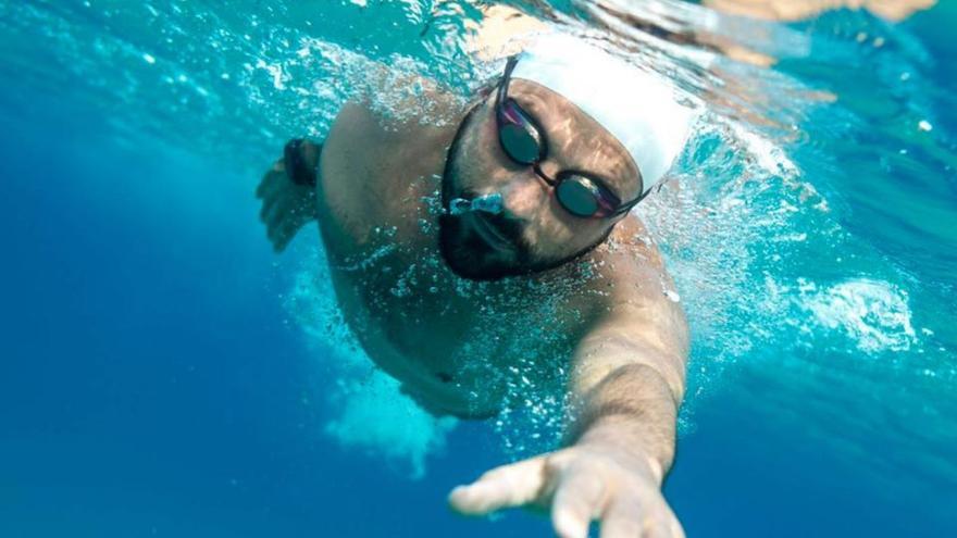 El nadador maltés Neil Agius, en una foto subacuática mientras nada en uno de sus desafíos. | KURT ARRIGO