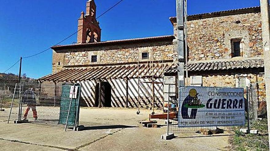 Trabajos de rehabilitación de la galería porticada de la iglesia de Paladinos del Valle.