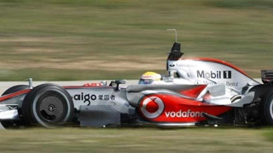 Hamilton rueda con el McLaren-Mercedes en el circuito catalán de Montmeló, donde los equipos prueban innovaciones.