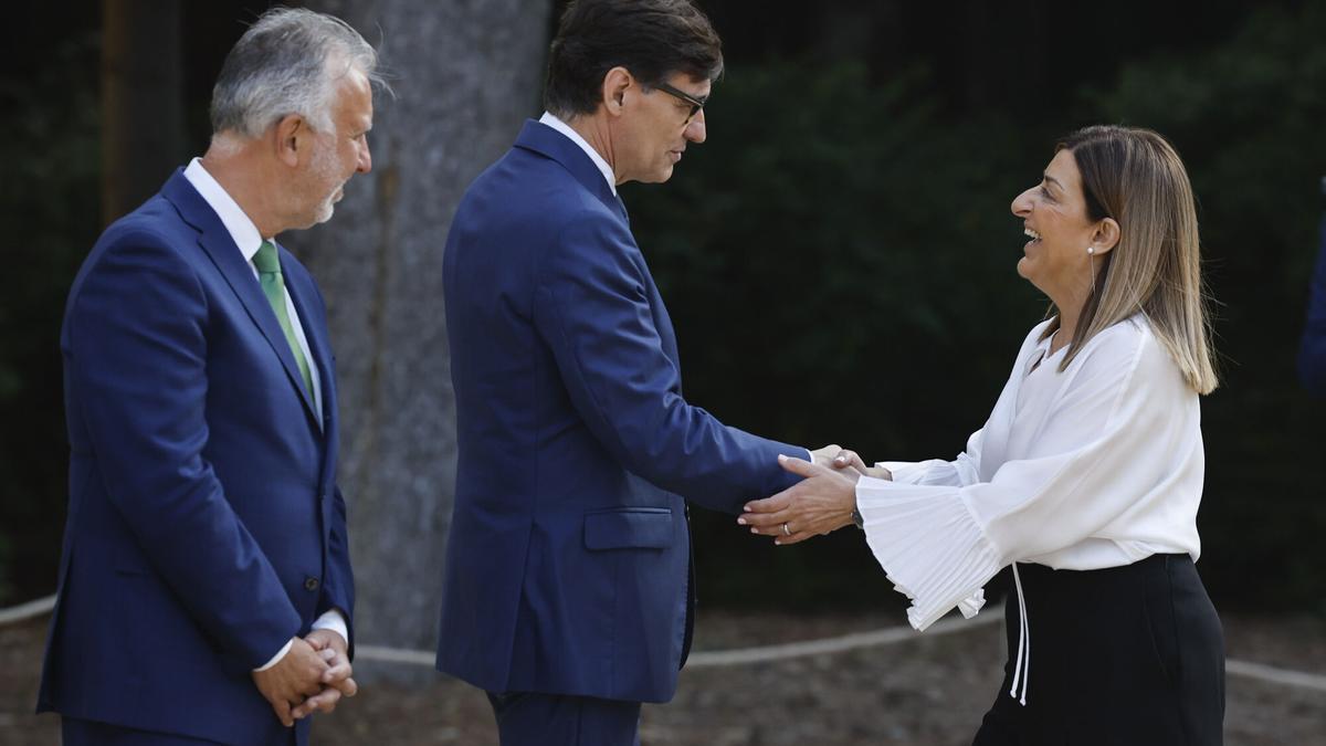 BARCELONA, 06/06/2025.- El presidente de la Generalitat, Salvador Illa (c), y el ministro de Política territorial, Ángel Víctor Torres, reciben a la presidenta de Cantabria, María José Sáenz de Buruaga, a su llegada a la XXVIII Conferencia de Presidentes que se celebra este viernes en el Palau de Pedralbes, en Barcelona. EFE/ Alberto Estevez
