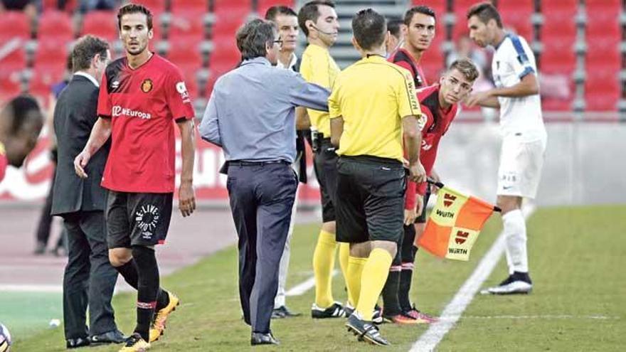 Óscar Díaz se dirige al banquillo tras ser sustituido por Brandon en el partido de ayer en el Iberostar Estadio.