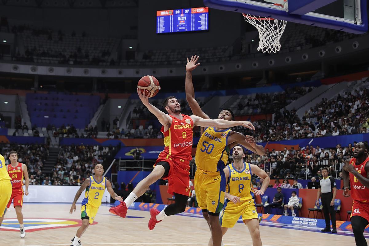 Jakarta (Indonesia), 28/08/2023.- Dario Brizuela of Spain (L) in action against Bruno Caboclo of Brazil (R) during the FIBA Basketball World Cup 2023 group stage match between Brazil and Spain in Jakarta, Indonesia, 28 August 2023. (Baloncesto, Brasil, España) EFE/EPA/MAST IRHAM