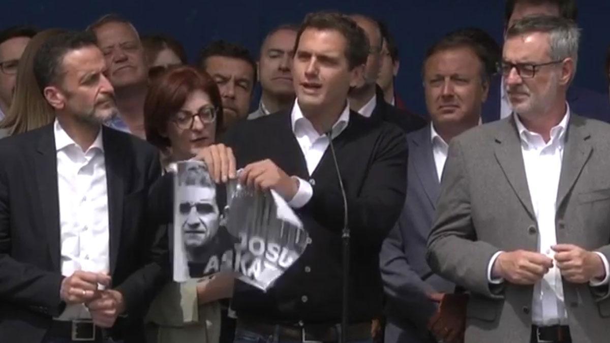 Albert Rivera rompe una foto de Josu Ternera en una visita al pueblo del dirigente de ETA.