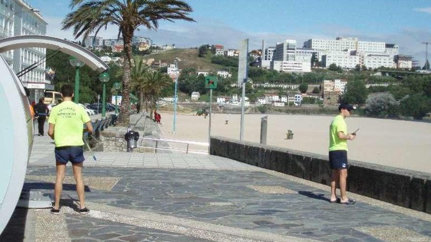 Socorristas vigilan la playa de Santa Cristina, en una imagen de archivo.