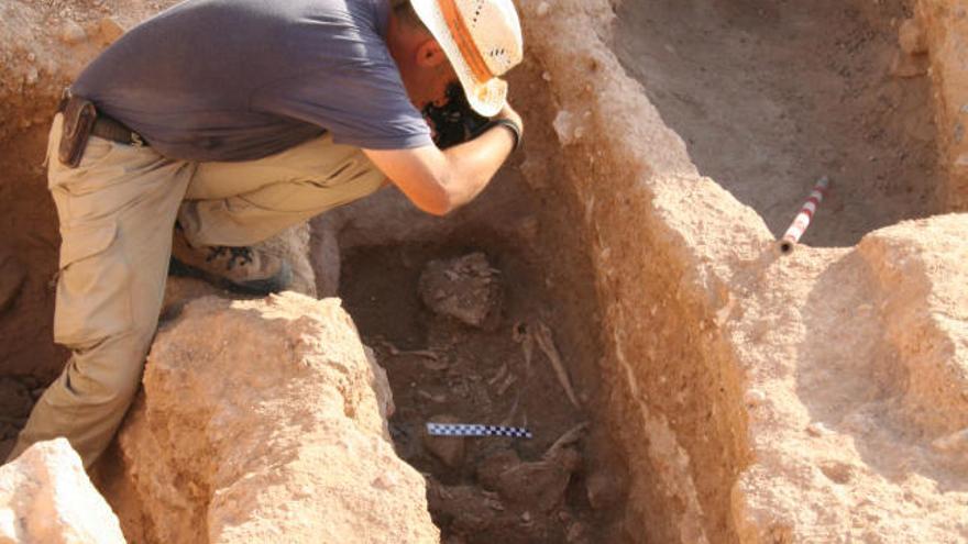 Hallan un grial del siglo XIV entre las manos de uno de los cadáveres de la Pobla d´Ifac